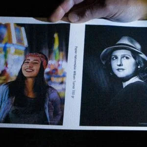 le papier photo avec une forte texture présente de petites aspérités