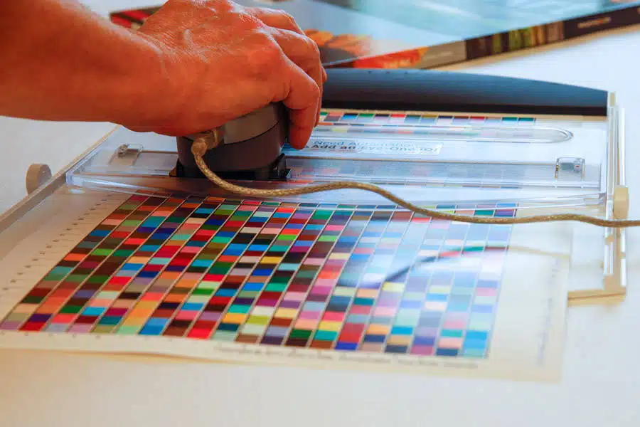 Mesure de patchs de couleurs avec une sonde pour la création du profil d'impression