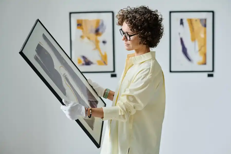 Une femme dans une galerie examine un photo fine art