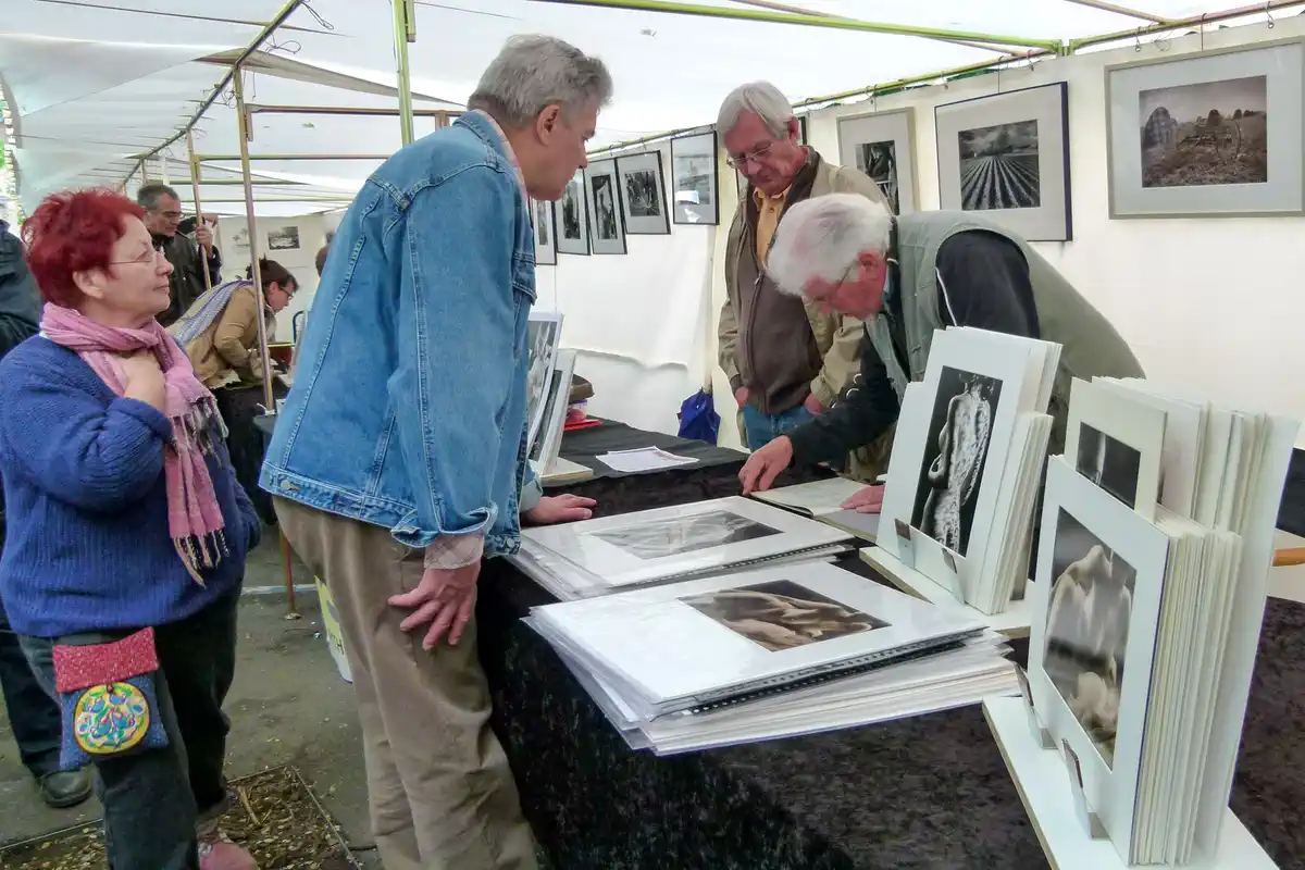 photographes exposant leurs tirages photo à la foire de Bièvres