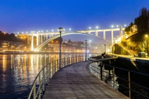 Photographie urbaine nocturne de Stéphanie Mesans montrant un pont éclairé et ses reflets sur l’eau