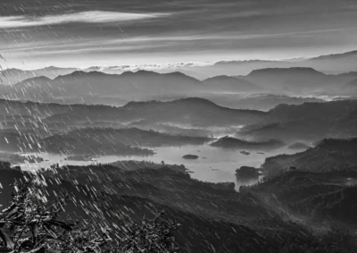 Paysage en noir et blanc riche en dégradés de gris, illustrant le rendu nuancé du papier Photo Rag Hahnemühle